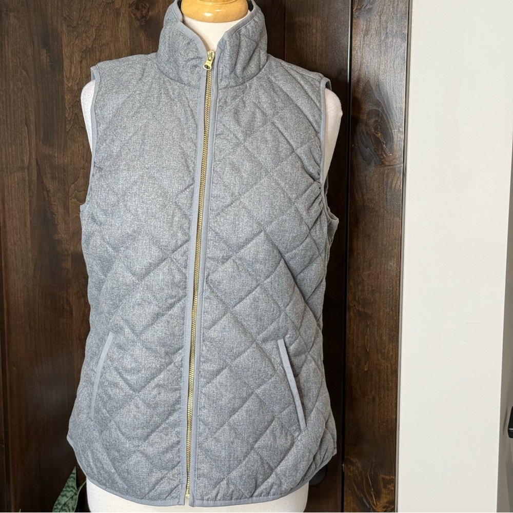 Old Navy Size M Women’s quilted vest grey gold zipper